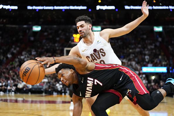 MIAMI, FLORIDA - DECEMBER 08: Kyle Lowry #7 of the Miami Heat dribbles the ball past Georges Niang #20 of the Cleveland Cavaliers during the third quarter at Kaseya Center on December 08, 2023 in Miami, Florida. NOTE TO USER: User expressly acknowledges and agrees that, by downloading and or using this photograph, User is consenting to the terms and condtions of the Getty Images License Agreement.  (Photo by Rich Storry/Getty Images)