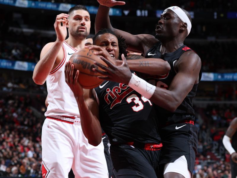 CHICAGO, IL - MARCH 18:  Jabari Walker #34 of the Portland Trail Blazers grabs a rebound during the game against the Chicago Bulls on March 18, 2024 at United Center in Chicago, Illinois. NOTE TO USER: User expressly acknowledges and agrees that, by downloading and or using this photograph, User is consenting to the terms and conditions of the Getty Images License Agreement. Mandatory Copyright Notice: Copyright 2024 NBAE (Photo by Jeff Haynes/NBAE via Getty Images)