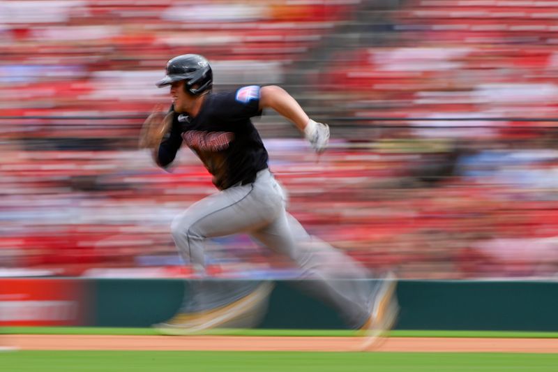 Sep 22, 2024; St. Louis, Missouri, USA; Cleveland Guardians center fielder Myles Straw (7) steals second base against the St. Louis Cardinals during the sixth inning at Busch Stadium. Mandatory Credit: Jeff Curry-Imagn Images