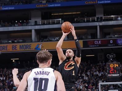 SACRAMENTO, CA - NOVEMBER 13: Max Strus #1 of the Cleveland Cavaliers shoots the ball during the game against the Sacramento Kings on November 13, 2023 at Golden 1 Center in Sacramento, California. NOTE TO USER: User expressly acknowledges and agrees that, by downloading and or using this Photograph, user is consenting to the terms and conditions of the Getty Images License Agreement. Mandatory Copyright Notice: Copyright 2023 NBAE (Photo by Rocky Widner/NBAE via Getty Images)