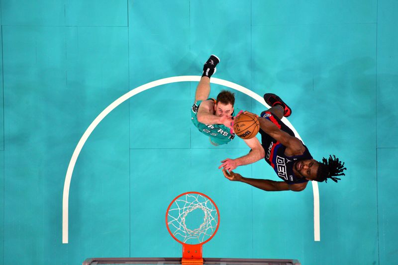 SAN ANTONIO, TX - JANUARY 6: Isaiah Stewart #28 of the Detroit Pistons drives to the basket during the game against the San Antonio Spurs on January 6, 2023 at the AT&T Center in San Antonio, Texas. NOTE TO USER: User expressly acknowledges and agrees that, by downloading and or using this photograph, user is consenting to the terms and conditions of the Getty Images License Agreement. Mandatory Copyright Notice: Copyright 2023 NBAE (Photos by Michael Gonzales/NBAE via Getty Images)