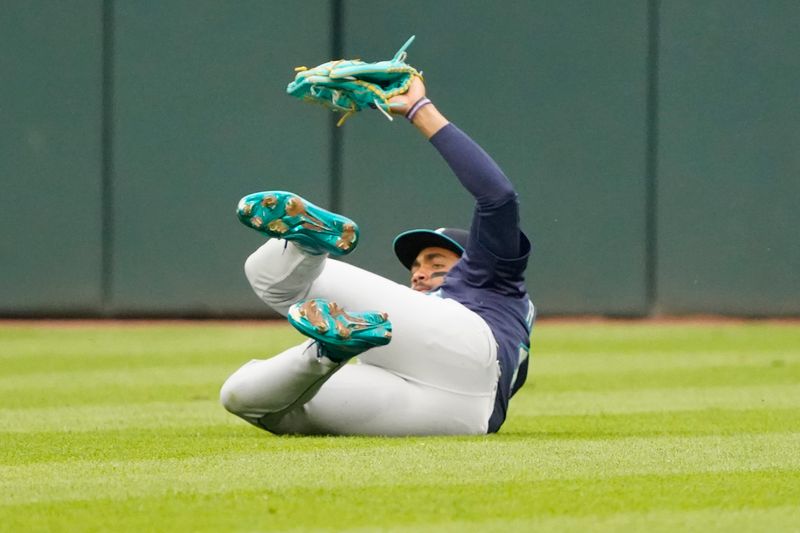 May 21, 2025; Chicago, Illinois, USA; Seattle Mariners outfielder Julio RodrÌguez (44) makes a catch on Chicago White Sox third base Miguel Vargas (not pictured) during the fifth inning at Rate Field. Mandatory Credit: David Banks-Imagn Images