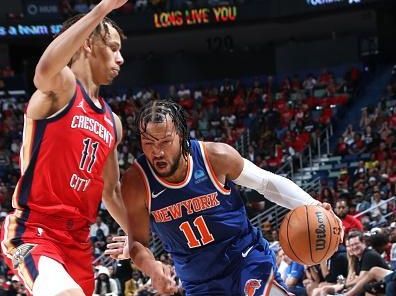 NEW ORLEANS, LA - OCTOBER 28: Jalen Brunson #11 of the New York Knicks drives to the basket during the game against the New Orleans Pelicans on October 28, 2023 at the Smoothie King Center in New Orleans, Louisiana. NOTE TO USER: User expressly acknowledges and agrees that, by downloading and or using this Photograph, user is consenting to the terms and conditions of the Getty Images License Agreement. Mandatory Copyright Notice: Copyright 2023 NBAE (Photo by Layne Murdoch Jr./NBAE via Getty Images)