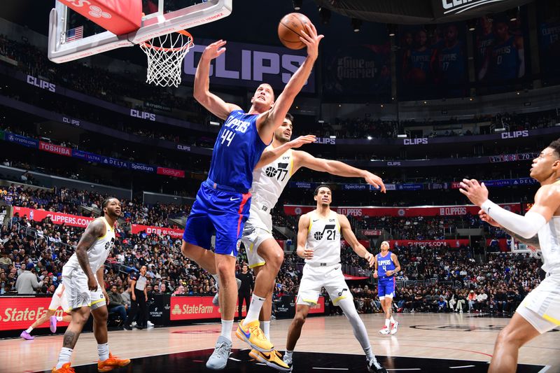 LOS ANGELES, CA - APRIL 12: Mason Plumlee #44 of the LA Clippers drives to the basket during the game against the Utah Jazz on April 12, 2024 at Crypto.Com Arena in Los Angeles, California. NOTE TO USER: User expressly acknowledges and agrees that, by downloading and/or using this Photograph, user is consenting to the terms and conditions of the Getty Images License Agreement. Mandatory Copyright Notice: Copyright 2024 NBAE (Photo by Adam Pantozzi/NBAE via Getty Images)