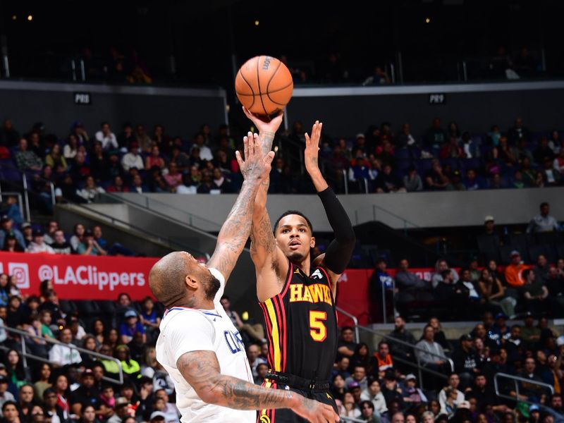 LOS ANGELES, CA - MARCH 17: Dejounte Murray #5 of the Atlanta Hawks shoots a three point basket against the LA Clippers on March 17, 2024 at Crypto.Com Arena in Los Angeles, California. NOTE TO USER: User expressly acknowledges and agrees that, by downloading and/or using this Photograph, user is consenting to the terms and conditions of the Getty Images License Agreement. Mandatory Copyright Notice: Copyright 2024 NBAE (Photo by Adam Pantozzi/NBAE via Getty Images)