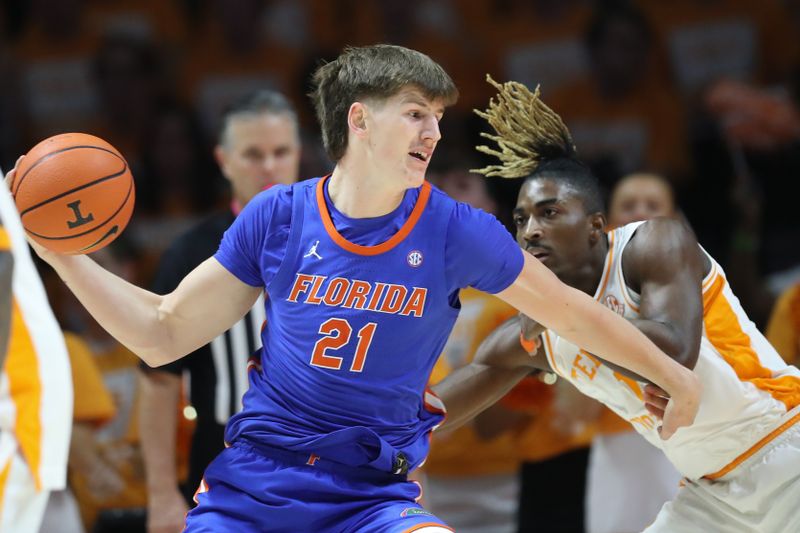 Feb 1, 2025; Knoxville, Tennessee, USA; Florida Gators forward Alex Condon (21) moves the ball against Tennessee Volunteers guard Jahmai Mashack (15) during the first half at Thompson-Boling Arena at Food City Center. Mandatory Credit: Randy Sartin-Imagn Images