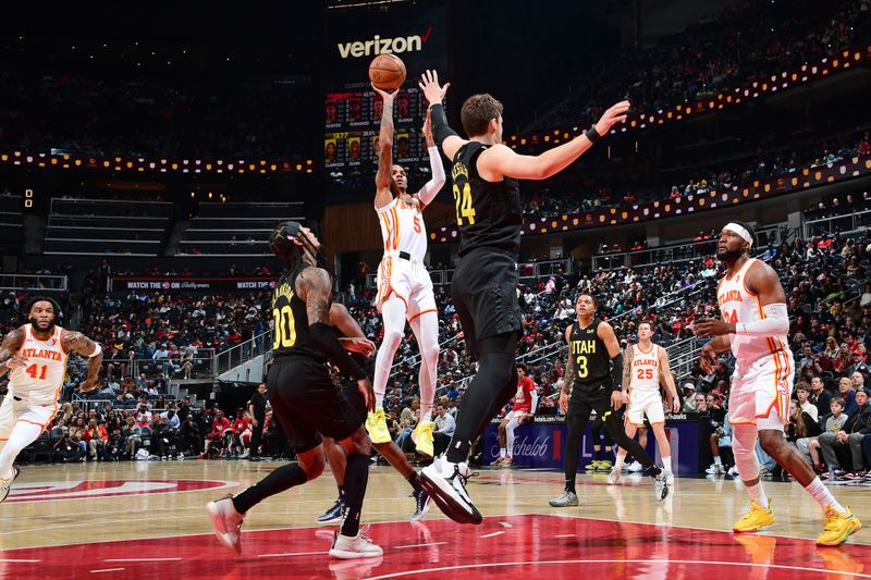 ATLANTA, GA - FEBRUARY 27: Dejounte Murray #5 of the Atlanta Hawks shoots the ball during the game against the Utah Jazz on February 27, 2024 at State Farm Arena in Atlanta, Georgia.  NOTE TO USER: User expressly acknowledges and agrees that, by downloading and/or using this Photograph, user is consenting to the terms and conditions of the Getty Images License Agreement. Mandatory Copyright Notice: Copyright 2024 NBAE (Photo by Scott Cunningham/NBAE via Getty Images)