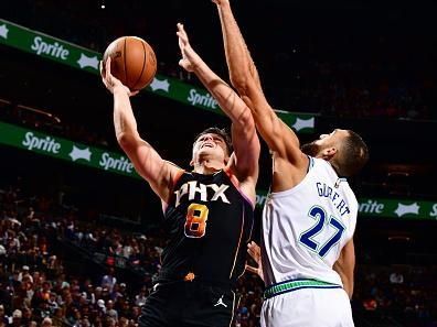 PHOENIX, AZ - NOVEMBER 15: Grayson Allen #8 of the Phoenix Suns drives to the basket during the game against the Minnesota Timberwolves on November 15, 2023 at Footprint Center in Phoenix, Arizona. NOTE TO USER: User expressly acknowledges and agrees that, by downloading and or using this photograph, user is consenting to the terms and conditions of the Getty Images License Agreement. Mandatory Copyright Notice: Copyright 2023 NBAE (Photo by Barry Gossage/NBAE via Getty Images)