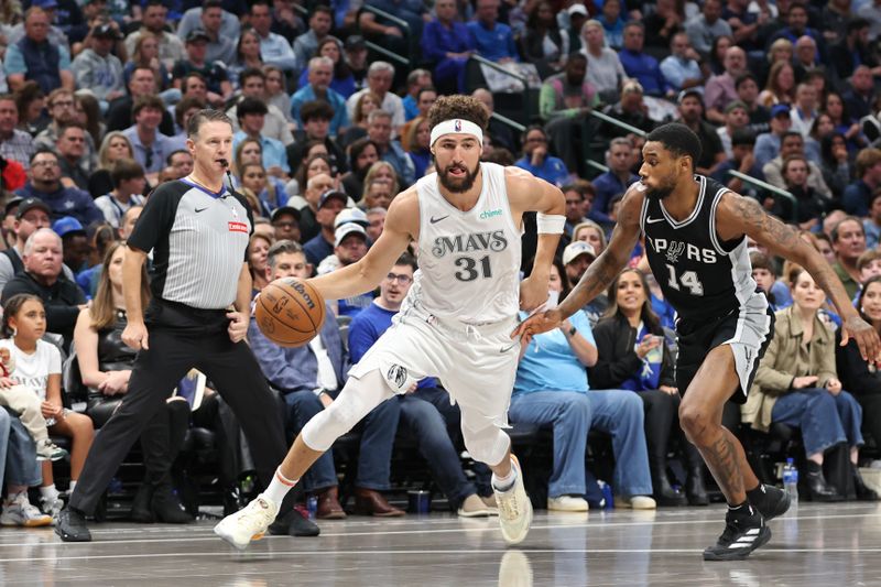 DALLAS, TX - NOVEMBER 16: Klay Thompson #31 of the Dallas Mavericks dribbles the ball during the game against the San Antonio Spurs on November 16, 2024 at American Airlines Center in Dallas, Texas. NOTE TO USER: User expressly acknowledges and agrees that, by downloading and or using this photograph, User is consenting to the terms and conditions of the Getty Images License Agreement. Mandatory Copyright Notice: Copyright 2024 NBAE (Photo by Tim Heitman/NBAE via Getty Images)