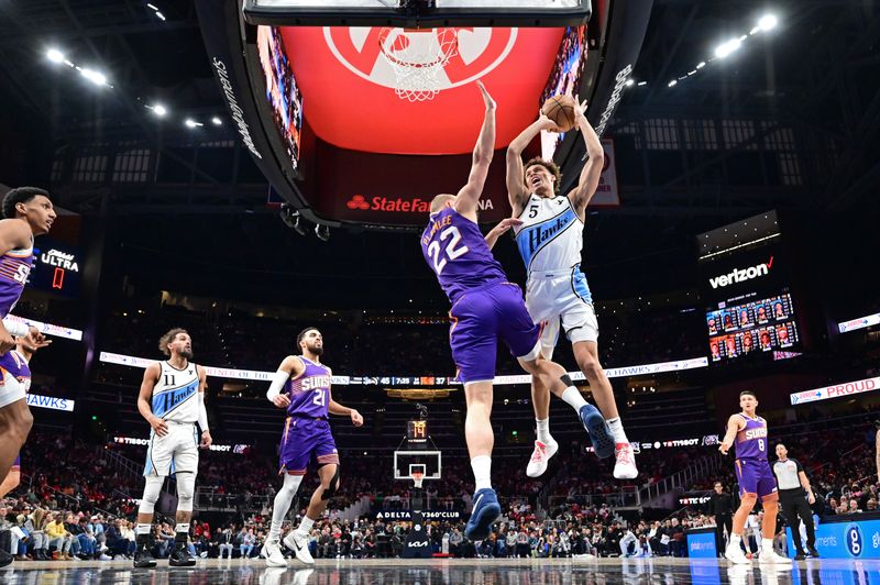 ATLANTA, GA - JANUARY 14: Dyson Daniels #5 of the Atlanta Hawks drives to the basket during the game against the Phoenix Suns on January 14, 2025 at State Farm Arena in Atlanta, Georgia.  NOTE TO USER: User expressly acknowledges and agrees that, by downloading and/or using this Photograph, user is consenting to the terms and conditions of the Getty Images License Agreement. Mandatory Copyright Notice: Copyright 2024 NBAE (Photo by Adam Hagy/NBAE via Getty Images)