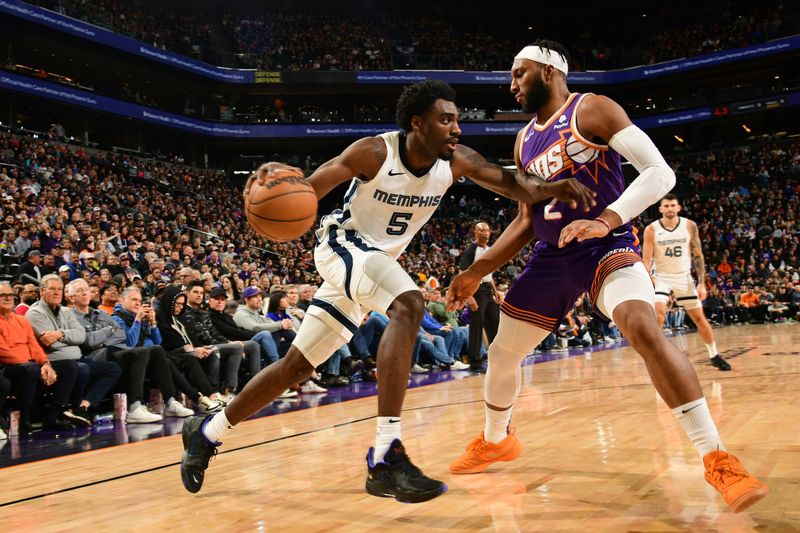 PHOENIX, AZ - JANUARY  7: Vince Williams Jr. #5 of the Memphis Grizzlies drives to the basket during the game against the Phoenix Suns on January 7, 2024 at Footprint Center in Phoenix, Arizona. NOTE TO USER: User expressly acknowledges and agrees that, by downloading and or using this photograph, user is consenting to the terms and conditions of the Getty Images License Agreement. Mandatory Copyright Notice: Copyright 2024 NBAE (Photo by Kate Frese/NBAE via Getty Images)