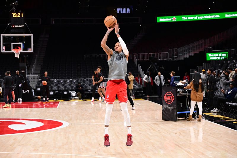 ATLANTA, GA - DECEMBER 2: Dejounte Murray #5 of the New Orleans Pelicans warms up before the game against the Atlanta Hawks on December 2, 2024 at State Farm Arena in Atlanta, Georgia.  NOTE TO USER: User expressly acknowledges and agrees that, by downloading and/or using this Photograph, user is consenting to the terms and conditions of the Getty Images License Agreement. Mandatory Copyright Notice: Copyright 2024 NBAE (Photo by Adam Hagy/NBAE via Getty Images)