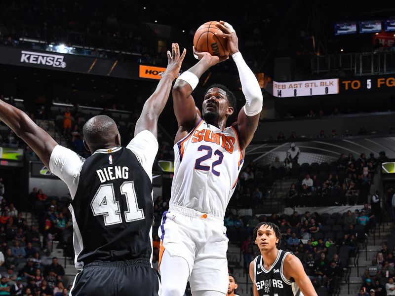 SAN ANTONIO, TX - DECEMBER 4: Deandre Ayton #22 of the Phoenix Suns shoots the ball during the game against the San Antonio Spurs on December 4, 2022 at the AT&T Center in San Antonio, Texas. NOTE TO USER: User expressly acknowledges and agrees that, by downloading and or using this photograph, user is consenting to the terms and conditions of the Getty Images License Agreement. Mandatory Copyright Notice: Copyright 2022 NBAE (Photos by Michael Gonzales/NBAE via Getty Images)