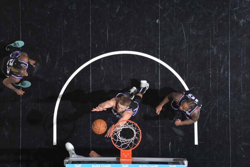 SAN ANTONIO, TX - NOVEMBER 11: Domantas Sabonis #11 of the Sacramento Kings grabs the rebound during the game against the San Antonio Spurs  during a regular season game on November 11, 2024 at the Frost Bank Center in San Antonio, Texas. NOTE TO USER: User expressly acknowledges and agrees that, by downloading and or using this photograph, user is consenting to the terms and conditions of the Getty Images License Agreement. Mandatory Copyright Notice: Copyright 2024 NBAE (Photos by Michael Gonzales/NBAE via Getty Images)