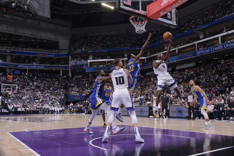 SACRAMENTO, CA - APRIL 16: De'Aaron Fox #5 of the Sacramento Kings drives to the basket during the game against the Golden State Warriors during the 2024 Play-In Tournament on April 16, 2024 at Golden 1 Center in Sacramento, California. NOTE TO USER: User expressly acknowledges and agrees that, by downloading and or using this Photograph, user is consenting to the terms and conditions of the Getty Images License Agreement. Mandatory Copyright Notice: Copyright 2024 NBAE (Photo by Rocky Widner/NBAE via Getty Images)