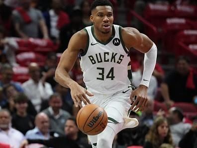 MIAMI, FLORIDA - NOVEMBER 28: Giannis Antetokounmpo #34 of the Milwaukee Bucks dribbles the ball against the Miami Heat in the first quarter during the NBA In-season Tournament game at Kaseya Center on November 28, 2023 in Miami, Florida. NOTE TO USER: User Expressly acknowledges and agrees that, by downloading and or using this photograh, User is consenting to the terms and conditions of the Getty Images License Agreement. (Photo by Rich Storry/Getty Images)