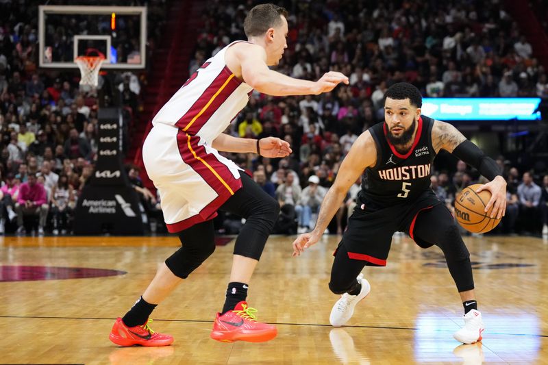 MIAMI, FLORIDA - JANUARY 08: Fred VanVleet #5 of the Houston Rockets dribbles the ball down court against Duncan Robinson #55 of the Miami Heat during the second half at Kaseya Center on January 08, 2024 in Miami, Florida. NOTE TO USER: User expressly acknowledges and agrees that, by downloading and or using this photograph, User is consenting to the terms and conditions of the Getty Images License Agreement. (Photo by Rich Storry/Getty Images)