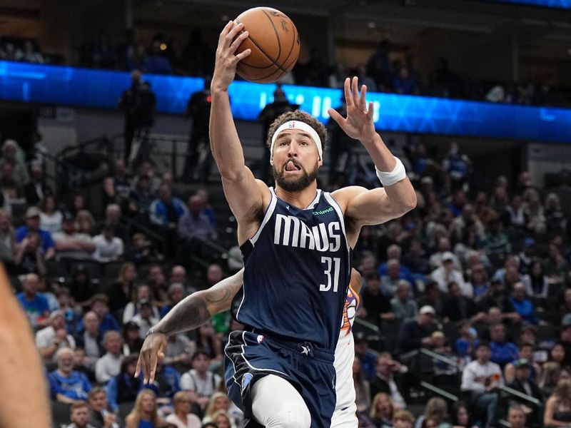 DALLAS, TX - NOVEMBER 8: Klay Thompson #31 of the Dallas Mavericks drives to the basket during the game against the Phoenix Suns on November 6, 2024 at the American Airlines Center in Dallas, Texas. NOTE TO USER: User expressly acknowledges and agrees that, by downloading and or using this photograph, User is consenting to the terms and conditions of the Getty Images License Agreement. Mandatory Copyright Notice: Copyright 2024 NBAE (Photo by Glenn James/NBAE via Getty Images)