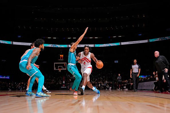 TORONTO, CANADA - DECEMBER 18: OG Anunoby #3 of the Toronto Raptors drives to the basket during the game against the Charlotte Hornets on December 18, 2023 at the Scotiabank Arena in Toronto, Ontario, Canada.  NOTE TO USER: User expressly acknowledges and agrees that, by downloading and or using this Photograph, user is consenting to the terms and conditions of the Getty Images License Agreement.  Mandatory Copyright Notice: Copyright 2023 NBAE (Photo by Mark Blinch/NBAE via Getty Images)