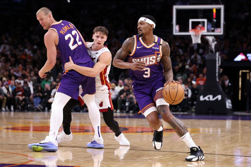 PHOENIX, ARIZONA - NOVEMBER 06: Bradley Beal #3 of the Phoenix Suns dribbles against Pelle Larsson #9 of the Miami Heat off a screen by teammate Mason Plumlee #22 during the second half at Footprint Center on November 06, 2024 in Phoenix, Arizona. NOTE TO USER: User expressly acknowledges and agrees that, by downloading and or using this photograph, User is consenting to the terms and conditions of the Getty Images License Agreement.  (Photo by Chris Coduto/Getty Images)