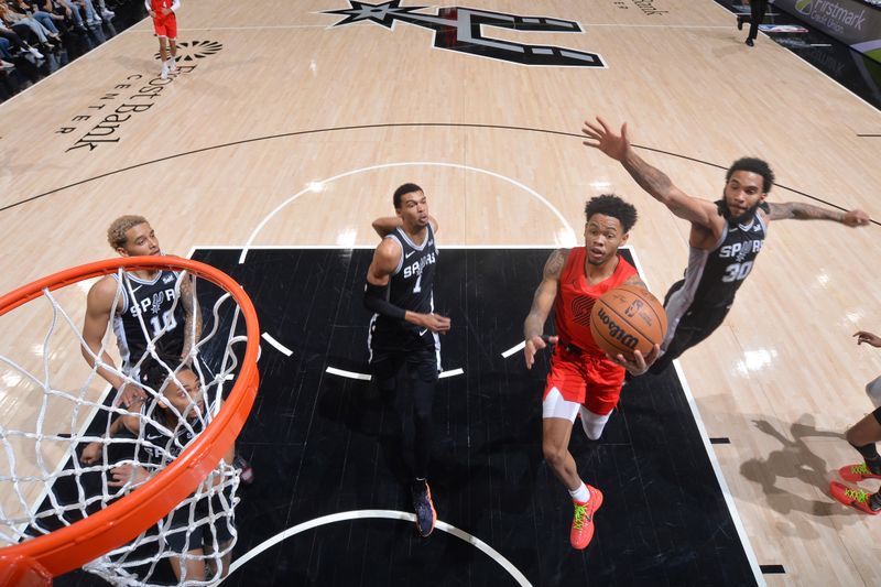 SAN ANTONIO, TX - JANUARY 26: Anfernee Simons #1 of the Portland Trail Blazers drives to the basket during the game against the San Antonio Spurs on January 26, 2024 at the Frost Bank Center in San Antonio, Texas. NOTE TO USER: User expressly acknowledges and agrees that, by downloading and or using this photograph, user is consenting to the terms and conditions of the Getty Images License Agreement. Mandatory Copyright Notice: Copyright 2024 NBAE (Photos by Michael Gonzales/NBAE via Getty Images)