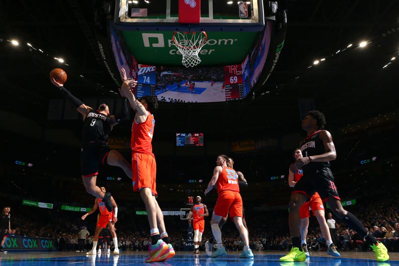 OKLAHOMA CITY, OK - MARCH 27:  Dillon Brooks #9 of the Houston Rockets drives to the basket during the game as Chet Holmgren #7 of the Oklahoma City Thunder plays defense on March 27, 2024 at Paycom Arena in Oklahoma City, Oklahoma. NOTE TO USER: User expressly acknowledges and agrees that, by downloading and or using this photograph, User is consenting to the terms and conditions of the Getty Images License Agreement. Mandatory Copyright Notice: Copyright 2024 NBAE (Photo by Zach Beeker/NBAE via Getty Images)