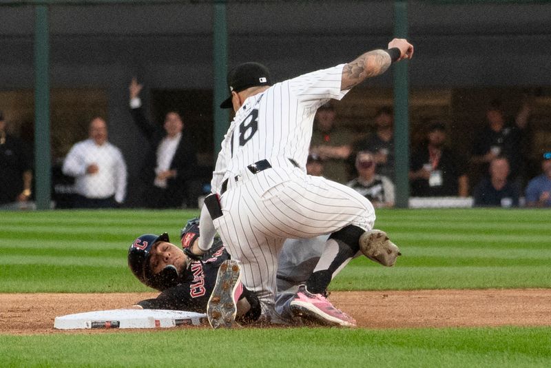 Sep 10, 2024; Chicago, Illinois, USA;  Cleveland Guardians second basemaan Andrés Giménez (0) is tagged out by Chicago White Sox second baseman Jacob Amaya (18) on an attempted steal during the first inning at Guaranteed Rate Field. Mandatory Credit: Matt Marton-Imagn Images