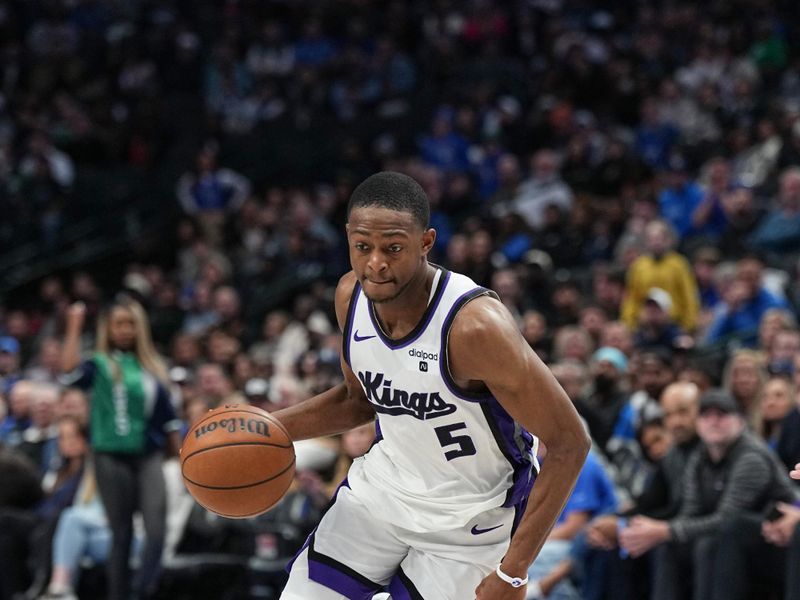 DALLAS, TX - JANUARY 27: De'Aaron Fox #5 of the Sacramento Kings goes to the basket during the game on January 27, 2024 at the American Airlines Center in Dallas, Texas. NOTE TO USER: User expressly acknowledges and agrees that, by downloading and or using this photograph, User is consenting to the terms and conditions of the Getty Images License Agreement. Mandatory Copyright Notice: Copyright 2024 NBAE (Photo by Glenn James/NBAE via Getty Images)