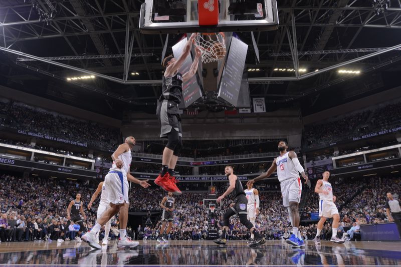 SACRAMENTO, CA - MARCH 3: Kevin Huerter #9 of the Sacramento Kings dunks the ball during the game against the LA Clippers on March 3, 2023 at Golden 1 Center in Sacramento, California. NOTE TO USER: User expressly acknowledges and agrees that, by downloading and or using this Photograph, user is consenting to the terms and conditions of the Getty Images License Agreement. Mandatory Copyright Notice: Copyright 2023 NBAE (Photo by Rocky Widner/NBAE via Getty Images)