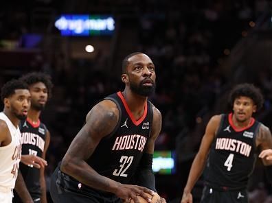 CLEVELAND, OH - DECEMBER 18: Jeff Green #32 of the Houston Rockets prepares to shoot a free throw during the game against the Cleveland Cavaliers on December 18, 2023 at Rocket Mortgage FieldHouse in Cleveland, Ohio. NOTE TO USER: User expressly acknowledges and agrees that, by downloading and/or using this Photograph, user is consenting to the terms and conditions of the Getty Images License Agreement. Mandatory Copyright Notice: Copyright 2023 NBAE (Photo by  Lauren Leigh Bacho/NBAE via Getty Images)