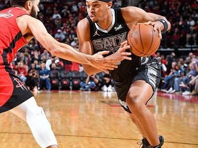 HOUSTON, TX - DECEMBER 11: Keldon Johnson #3 of the San Antonio Spurs drives to the basket during the game against the Houston Rockets on December 11, 2023 at the Toyota Center in Houston, Texas. NOTE TO USER: User expressly acknowledges and agrees that, by downloading and or using this photograph, User is consenting to the terms and conditions of the Getty Images License Agreement. Mandatory Copyright Notice: Copyright 2023 NBAE (Photo by Logan Riely/NBAE via Getty Images)