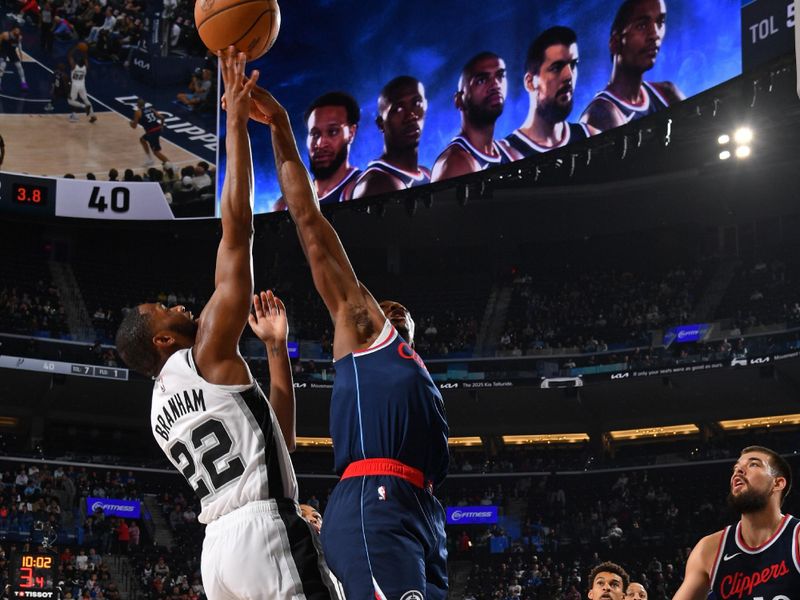 INGLEWOOD, CA - NOVEMBER 4: Malaki Branham #22 of the San Antonio Spurs drives to the basket during the game against the LA Clippers on November 4, 2024 at Intuit Dome in Los Angeles, California. NOTE TO USER: User expressly acknowledges and agrees that, by downloading and/or using this Photograph, user is consenting to the terms and conditions of the Getty Images License Agreement. Mandatory Copyright Notice: Copyright 2024 NBAE (Photo by Juan Ocampo/NBAE via Getty Images)