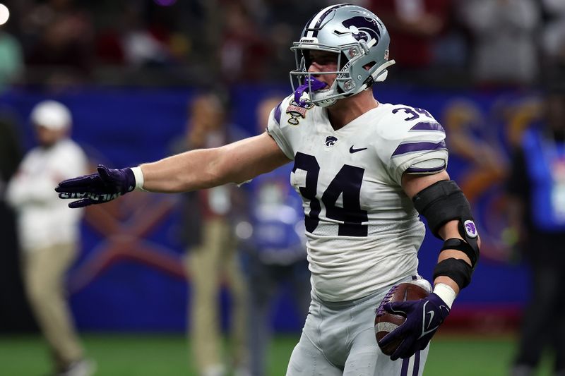 Dec 31, 2022; New Orleans, LA, USA; Kansas State Wildcats tight end Ben Sinnott (34) reacts after getting first down against the Alabama Crimson Tide during the first half in the 2022 Sugar Bowl at Caesars Superdome. Mandatory Credit: Stephen Lew-USA TODAY Sports