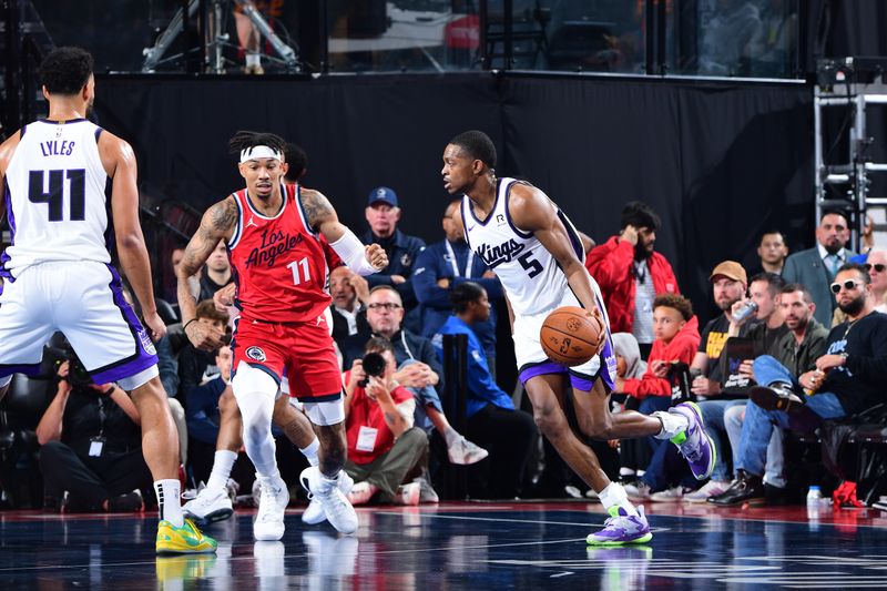 INGLEWOOD, CA - NOVEMBER 22: De'Aaron Fox #5 of the Sacramento Kings dribbles the ball during the game against the LA Clippers on November 22, 2024 at Intuit Dome in Los Angeles, California. NOTE TO USER: User expressly acknowledges and agrees that, by downloading and/or using this Photograph, user is consenting to the terms and conditions of the Getty Images License Agreement. Mandatory Copyright Notice: Copyright 2024 NBAE (Photo by Adam Pantozzi/NBAE via Getty Images)