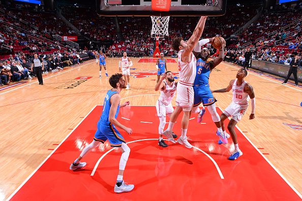 HOUSTON, TX - DECEMBER 6:   Luguentz Dort #5 of the Oklahoma City Thunder drives to the basket during the game against the Houston Rockets on December 6, 2023 at the Toyota Center in Houston, Texas. NOTE TO USER: User expressly acknowledges and agrees that, by downloading and or using this photograph, User is consenting to the terms and conditions of the Getty Images License Agreement. Mandatory Copyright Notice: Copyright 2023 NBAE (Photo by Michael Gonzales/NBAE via Getty Images)