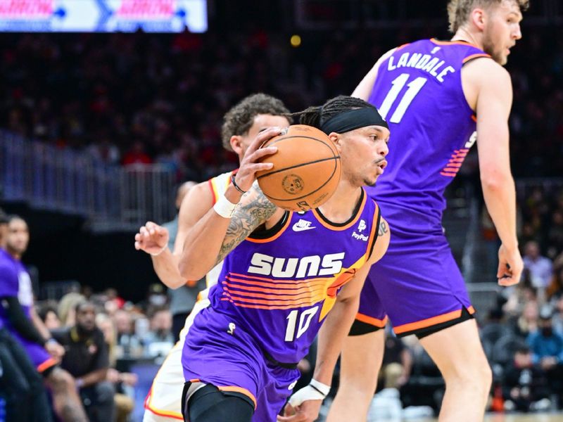 ATLANTA, GA - FEBUARY 9: Damion Lee #10 of the Phoenix Suns goes to the basket during the game  on Febuary 9, 2023 at State Farm Arena in Atlanta, Georgia.  NOTE TO USER: User expressly acknowledges and agrees that, by downloading and/or using this Photograph, user is consenting to the terms and conditions of the Getty Images License Agreement. Mandatory Copyright Notice: Copyright 2023 NBAE (Photo by Adam Hagy/NBAE via Getty Images)