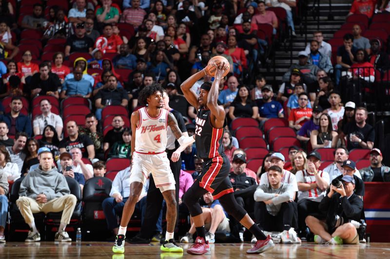 HOUSTON, TX - APRIL 5: Jimmy Butler #22 of the Miami Heat handles the ball during the game against the Houston Rockets on April 5, 2024 at the Toyota Center in Houston, Texas. NOTE TO USER: User expressly acknowledges and agrees that, by downloading and or using this photograph, User is consenting to the terms and conditions of the Getty Images License Agreement. Mandatory Copyright Notice: Copyright 2024 NBAE (Photo by Logan Riely/NBAE via Getty Images)