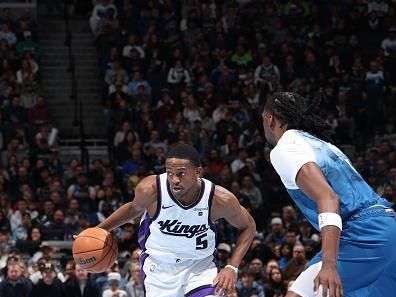 MINNEAPOLIS, MN -  NOVEMBER 24: De'Aaron Fox #5 of the Sacramento Kings dribbles the ball during the game against the Minnesota Timberwolves during the In-Season Tournament on November 24, 2023 at Target Center in Minneapolis, Minnesota. NOTE TO USER: User expressly acknowledges and agrees that, by downloading and or using this Photograph, user is consenting to the terms and conditions of the Getty Images License Agreement. Mandatory Copyright Notice: Copyright 2023 NBAE (Photo by David Sherman/NBAE via Getty Images)