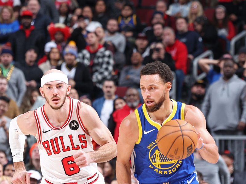 CHICAGO, IL - JANUARY 12: Stephen Curry #30 of the Golden State Warriors brings the ball up court against the Chicago Bulls on January 12, 2024 at United Center in Chicago, Illinois. NOTE TO USER: User expressly acknowledges and agrees that, by downloading and or using this photograph, User is consenting to the terms and conditions of the Getty Images License Agreement. Mandatory Copyright Notice: Copyright 2024 NBAE (Photo by Jeff Haynes/NBAE via Getty Images)