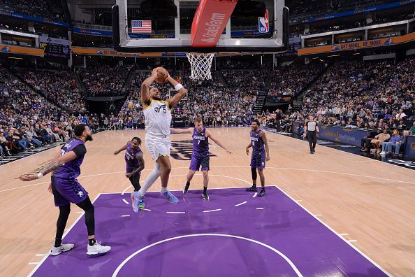 SACRAMENTO, CA - DECEMBER 16: Talen Horton-Tucker #5 of the Utah Jazz drives to the basket during the game against the Sacramento Kings on December 16, 2023 at Golden 1 Center in Sacramento, California. NOTE TO USER: User expressly acknowledges and agrees that, by downloading and or using this Photograph, user is consenting to the terms and conditions of the Getty Images License Agreement. Mandatory Copyright Notice: Copyright 2023 NBAE (Photo by Rocky Widner/NBAE via Getty Images)