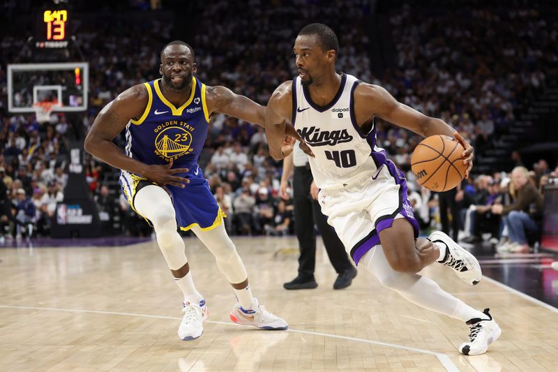 SACRAMENTO, CALIFORNIA - APRIL 16: Harrison Barnes #40 of the Sacramento Kings is guarded by Draymond Green #23 of the Golden State Warriors in the second half during the Play-In Tournament at Golden 1 Center on April 16, 2024 in Sacramento, California.  NOTE TO USER: User expressly acknowledges and agrees that, by downloading and or using this photograph, User is consenting to the terms and conditions of the Getty Images License Agreement.  (Photo by Ezra Shaw/Getty Images)