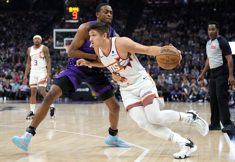 SACRAMENTO, CALIFORNIA - APRIL 12: Grayson Allen #8 of the Phoenix Suns looks to drive to the basket past De'Aaron Fox #5 of the Sacramento Kings during the first half at Golden 1 Center on April 12, 2024 in Sacramento, California. NOTE TO USER: User expressly acknowledges and agrees that, by downloading and or using this photograph, User is consenting to the terms and conditions of the Getty Images License Agreement. (Photo by Thearon W. Henderson/Getty Images)