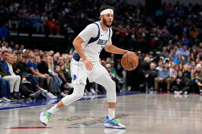 DALLAS, TEXAS - JANUARY 09: Seth Curry #30 of the Dallas Mavericks controls the ball during the first half against the Memphis Grizzlies at American Airlines Center on January 09, 2024 in Dallas, Texas. NOTE TO USER: User expressly acknowledges and agrees that, by downloading and or using this photograph, User is consenting to the terms and conditions of the Getty Images License Agreement. (Photo by Sam Hodde/Getty Images)