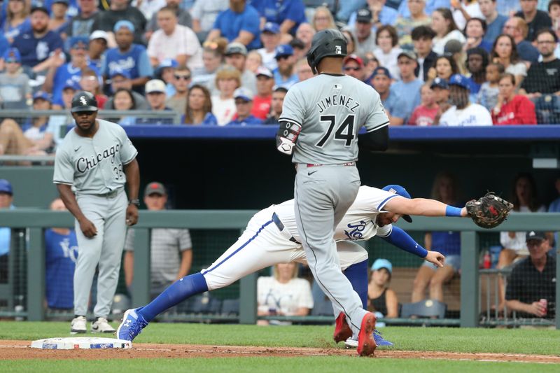 Jul 20, 2024; Kansas City, Missouri, USA; Kansas City Royals first base Vinnie Pasquantino (9) reaches for a ball to retire Chicago White Sox designated hitter Eloy Jimenez (74) during the seventh inning at Kauffman Stadium. Mandatory Credit: Scott Sewell-USA TODAY Sports