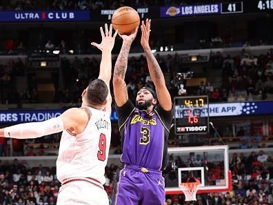 CHICAGO, IL - DECEMBER 20:  Anthony Davis #3 of the Los Angeles Lakers shoots the ball during the game against the Chicago Bulls on December 20, 2023 at United Center in Chicago, Illinois. NOTE TO USER: User expressly acknowledges and agrees that, by downloading and or using this photograph, User is consenting to the terms and conditions of the Getty Images License Agreement. Mandatory Copyright Notice: Copyright 2023 NBAE (Photo by Jeff Haynes/NBAE via Getty Images)