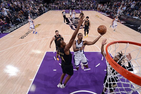 SACRAMENTO, CA - NOVEMBER 13: De'Aaron Fox #5 of the Sacramento Kings drives to the basket during the game against the Cleveland Cavaliers on November 13, 2023 at Golden 1 Center in Sacramento, California. NOTE TO USER: User expressly acknowledges and agrees that, by downloading and or using this Photograph, user is consenting to the terms and conditions of the Getty Images License Agreement. Mandatory Copyright Notice: Copyright 2023 NBAE (Photo by Rocky Widner/NBAE via Getty Images)