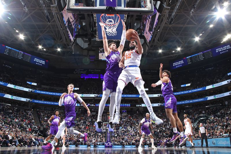 SALT LAKE CITY, UT - NOVEMBER 23: Karl-Anthony Towns #32 of the New York Knicks drives to the basket during the game against the Utah Jazz on November 23, 2024 at Delta Center in Salt Lake City, Utah. NOTE TO USER: User expressly acknowledges and agrees that, by downloading and or using this Photograph, User is consenting to the terms and conditions of the Getty Images License Agreement. Mandatory Copyright Notice: Copyright 2024 NBAE (Photo by Melissa Majchrzak/NBAE via Getty Images)