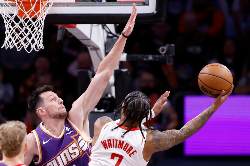 PHOENIX, ARIZONA - MARCH 02: Cam Whitmore #7 of the Houston Rockets attempts a layup against Drew Eubanks #14 of the Phoenix Suns during the first half at Footprint Center on March 02, 2024 in Phoenix, Arizona. NOTE TO USER: User expressly acknowledges and agrees that, by downloading and or using this photograph, User is consenting to the terms and conditions of the Getty Images License Agreement.  (Photo by Chris Coduto/Getty Images)