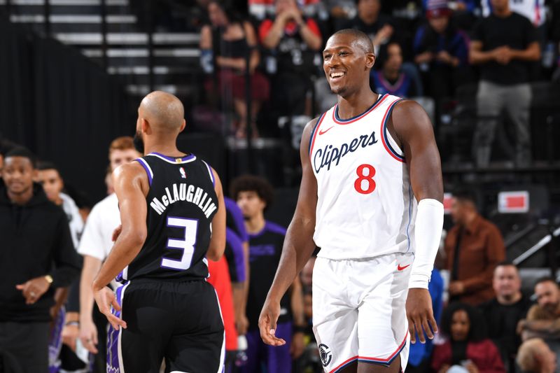 INGLEWOOD, CA - OCTOBER 17: Kris Dunn #8 of the LA Clippers smiles during the game against the Sacramento Kings on October 17, 2024 at Intuit Dome in Los Angeles, California. NOTE TO USER: User expressly acknowledges and agrees that, by downloading and/or using this Photograph, user is consenting to the terms and conditions of the Getty Images License Agreement. Mandatory Copyright Notice: Copyright 2024 NBAE (Photo by Juan Ocampo/NBAE via Getty Images)