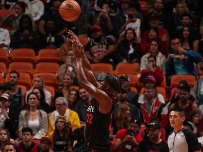 MIAMI, FL - DECEMBER 16: Jimmy Butler #22 of the Miami Heat shoots the ball during the game against the Chicago Bulls on December 16, 2023 at Kaseya Center in Miami, Florida. NOTE TO USER: User expressly acknowledges and agrees that, by downloading and or using this Photograph, user is consenting to the terms and conditions of the Getty Images License Agreement. Mandatory Copyright Notice: Copyright 2023 NBAE (Photo by Issac Baldizon/NBAE via Getty Images)